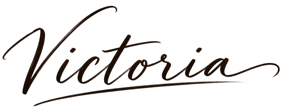 Victoria, lettrage manuscrit éditorial.